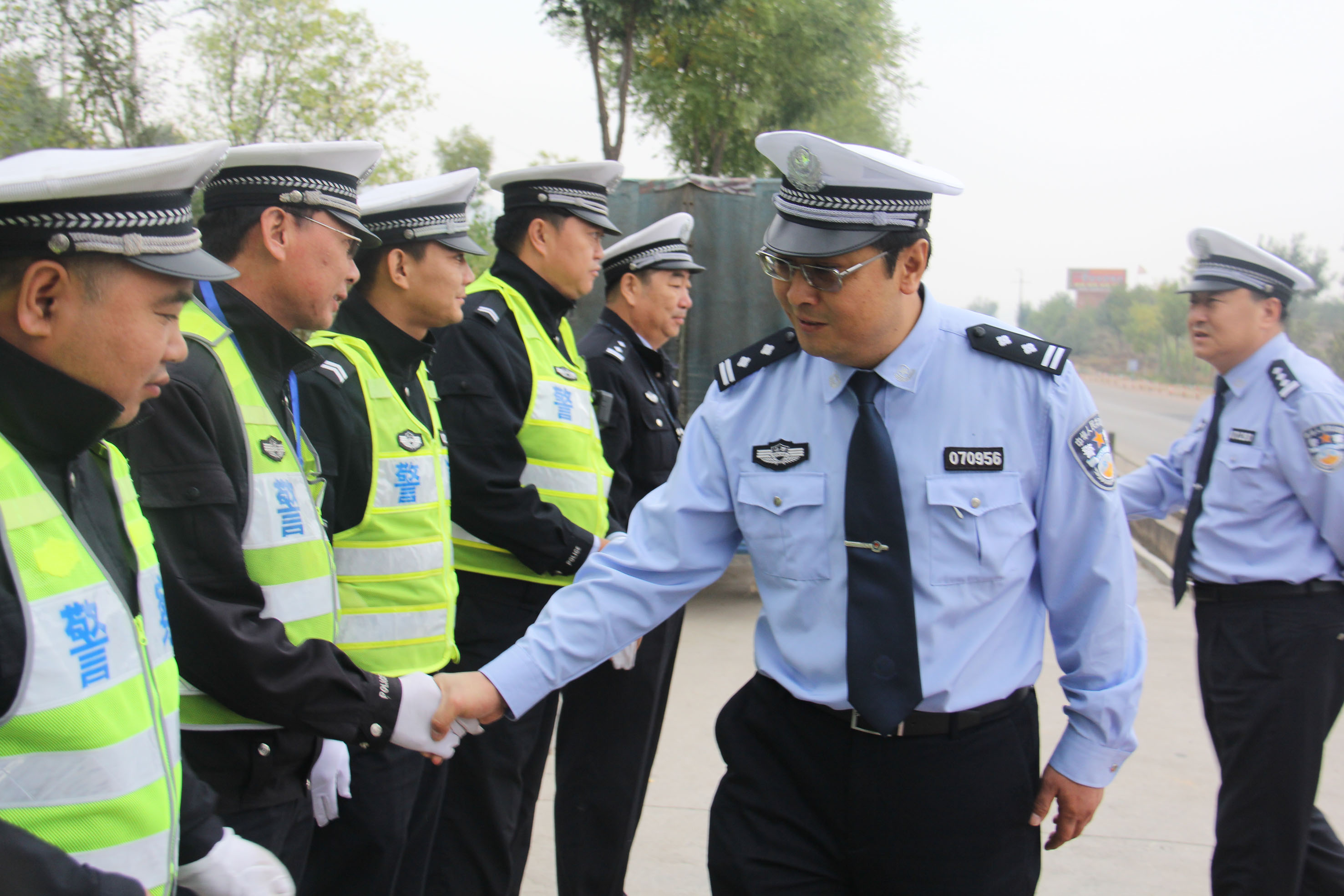 原平交警大队长申保华一行督导并慰问国庆节安保工作一线民警 都市