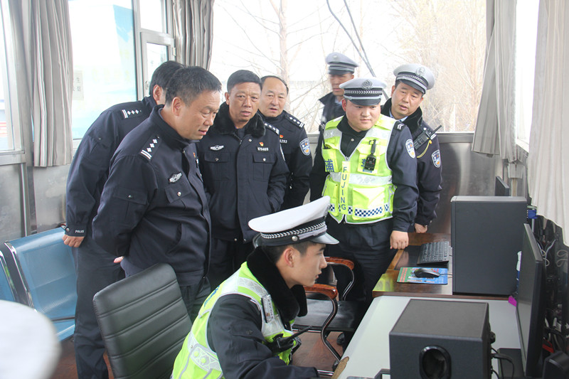 副调研员赵献民一行在原平市公安局交警大队大队长申保华,教导员刘永