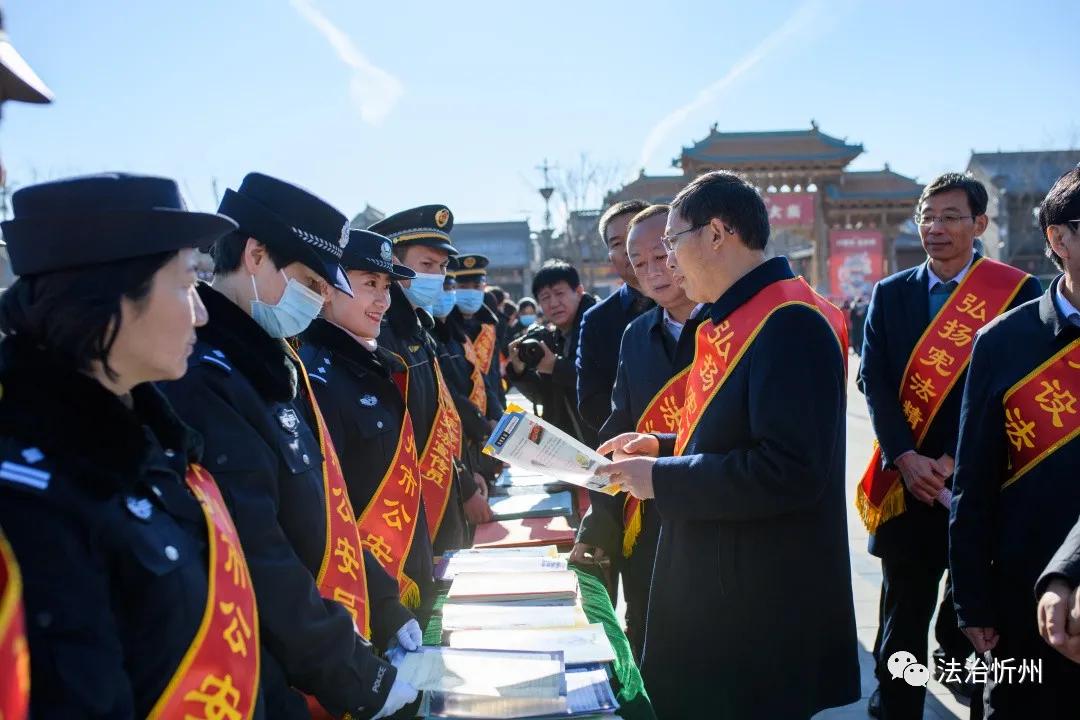 宣传活动现场发放宣传资料文艺演出(山西法制报全媒体记者 赵丽 高宏