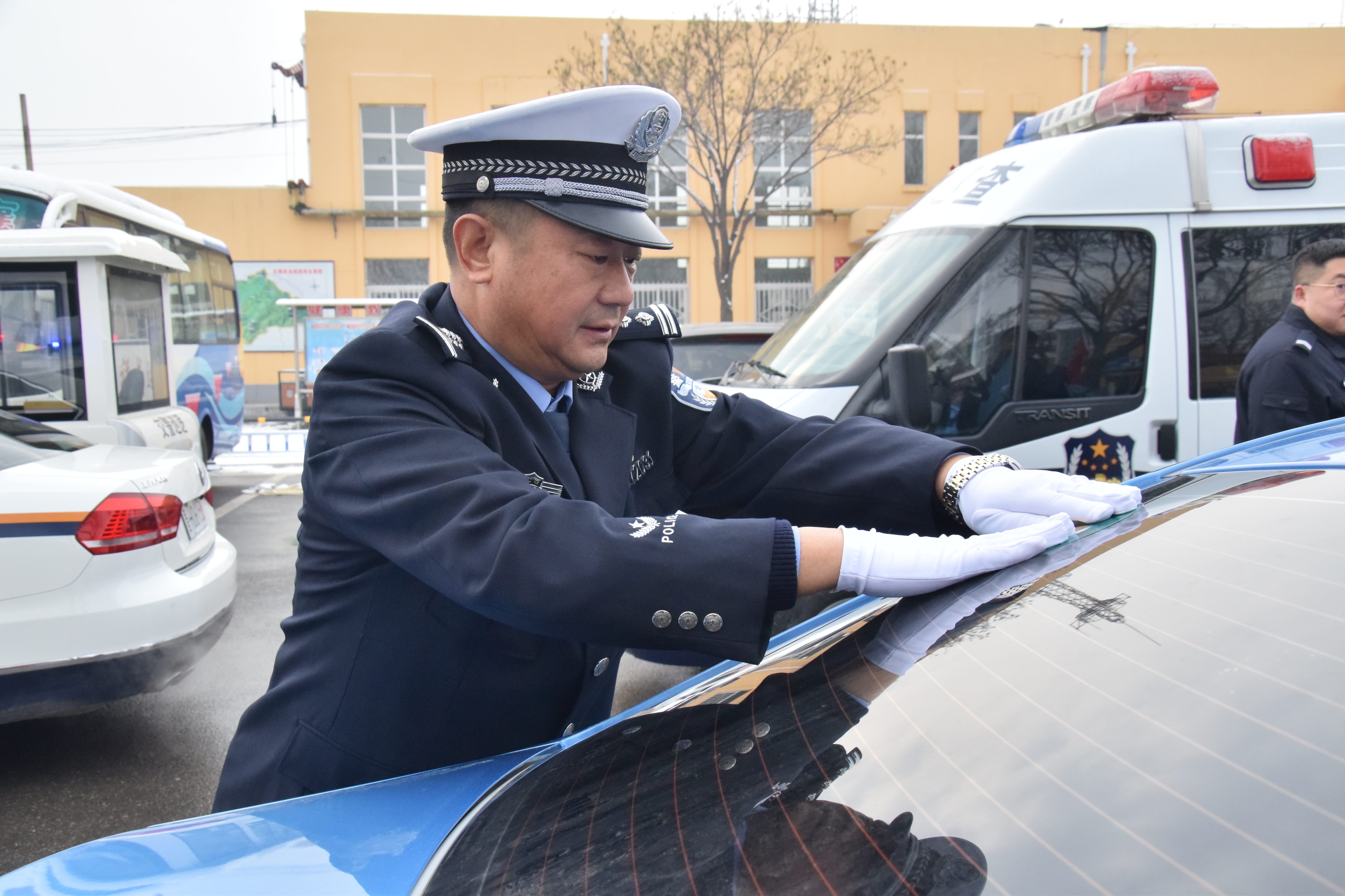 定襄交警大队举行"122"全国交通安全日主题宣传启动仪式 - 山西省忻州