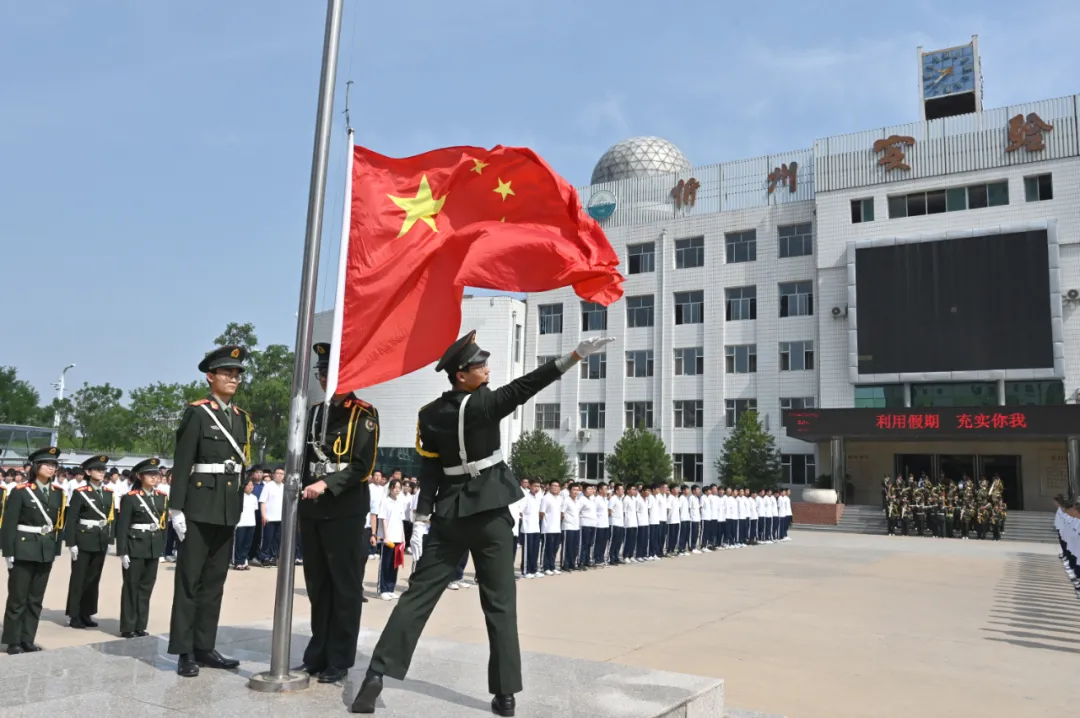 忻州实验中学举行本学期最后一次升旗仪式