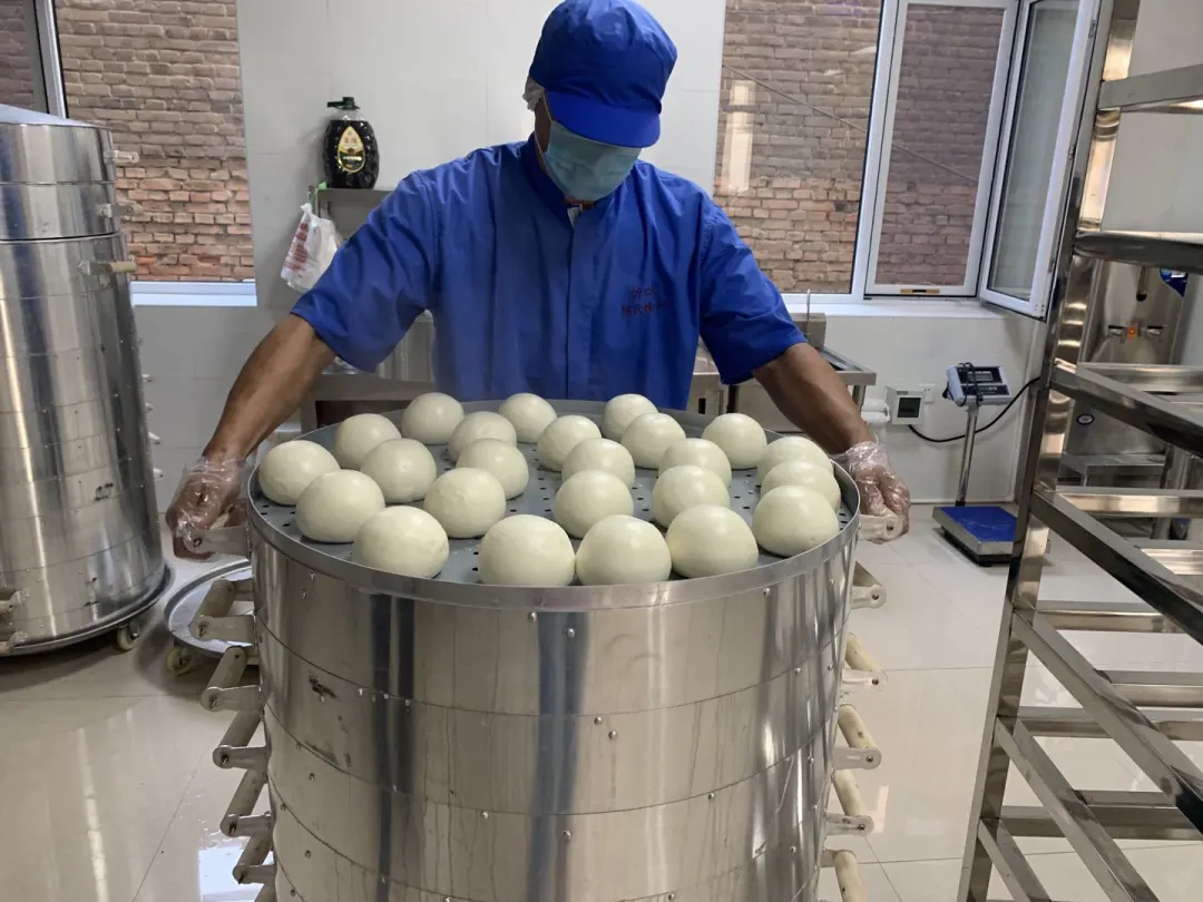 忻口味陈氏馒头主要经营有:圆馍,签子馒头,是采用老作坊模式,和面时用